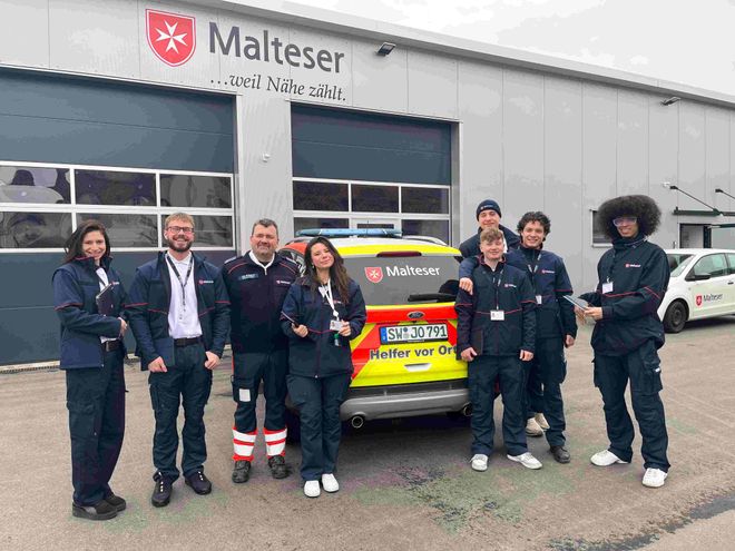 Gruppe junger Menschen vor Malteser Unterkunft