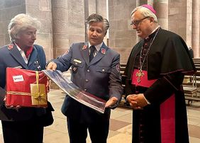 Diözesanleiter Prof. Dr. Wolf und Diözesanoberin Frau Dr. Reimsbach übergeben Bischof Dr. Wiesemann ein Geschenk (Foto: privat)