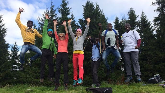 Eine Gruppe von Menschen verschiedener ethnischer Abstammungen springen in die Luft.