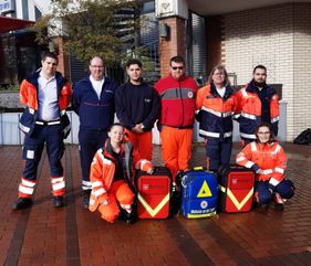 Einsatzkräfte vom Deutschen Roten Kreuz sowie der Malteser an der RRZ FoodLounge.
