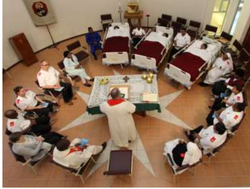 Team und Patienten beim Gottesdienst im Care-Zentrum.