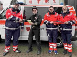 Foto (v.l.): Tim Labenz (Teamleiter Kältebus), Schornsteinfegermeister Stephan Bansemer, Alexander Grosenick und Jan Peter Süße Foto: Yannik Burdenski 