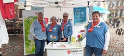 Hospiz Koordinatorinnen informieren an einem Stand