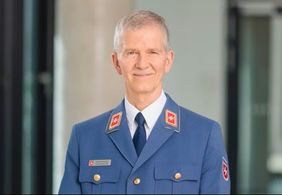 Mann in Malteser Dienstbekleidung