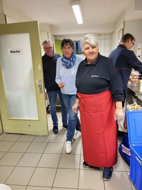 Vier Ehrenamtliche in der Küche der Wärmestube