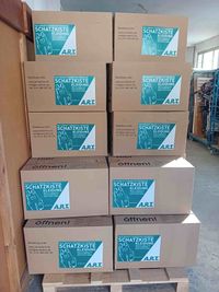 Aufeinandergestapelte Kartons mit der Aufschrift Schatzkiste