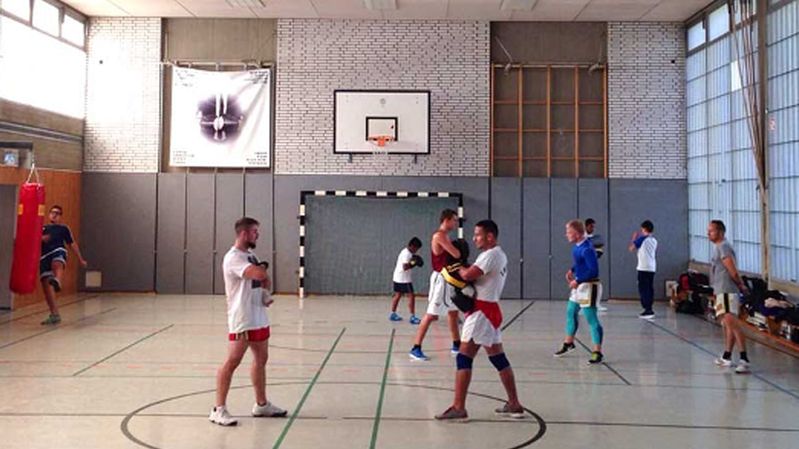 Junge Männer trainieren in einer Sporthalle