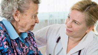 Eine Seniorin spricht mit einer ambulanten Pflegerin.