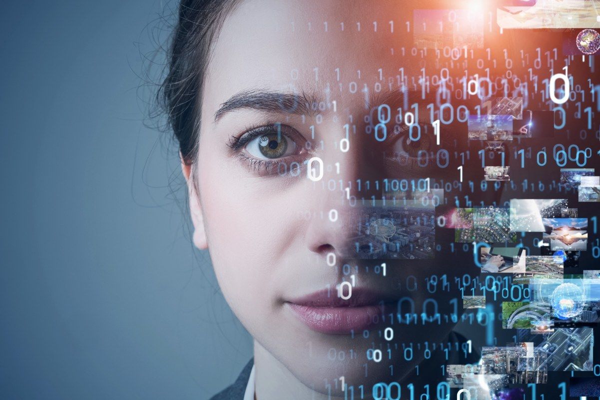 Das Gesicht einer Frau, das sich zur Hälfte in Einsen und Nullen sowie diversen Bildern auflöst.