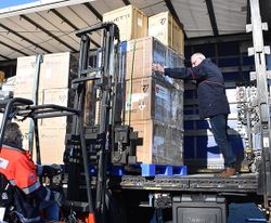 Hilfsgüter für die Ukraine werden auf einen LKW geladen.