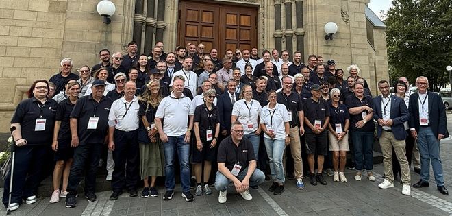 Großes Gruppenfoto vor einer Kirche 