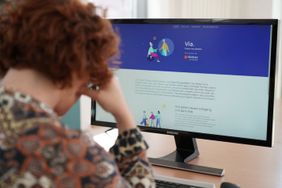 Trauernde suchen Rat und Information im Internet. Die Plattform "Via" der Malteser hilft dabei.
