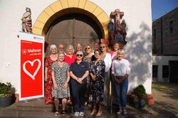 Die Kursleiter und Hospizbegleitenden stehen für ein Gruppenfoto zusammen.