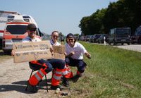 Malteser begrüßen die Besucherinnen und Besucher beim Summer Breeze mit einem Schild