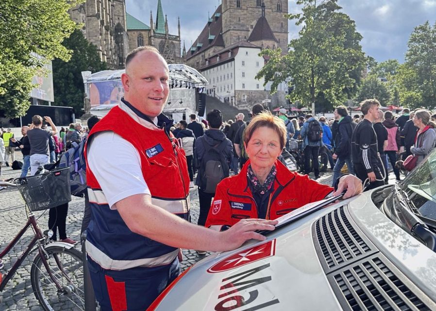 Beim Sanitätsdienst auf dem Erfurter Domplatz waren auch Malteser aus Regensburg dabei.