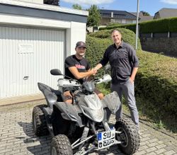 Übergabe des Quads an Adrian Zygar, Vertreter der Baseballer*innen der Neunkirchen Nightmares
