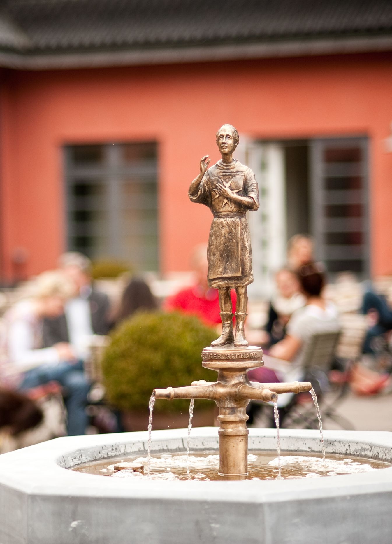 Skulptur des seligen Gerhard auf dem Brunnen im Innenhof der Malteser Kommende in Ehreshoven | Maria J. Fernandez, 2008 | © Bild: Geistliches Zentrum der Malteser