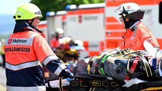Rettungsdienst-Mitarbeitende bei einer Übung