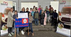 Symbolische Scheckübergabe durch die Klassensprecherinnen und Klassensprecher mit Schulleitung und Schul-Sozialpädagogin an Projektkoordinatorin Malteser Herzenswunsch, Kerstin von Rappard