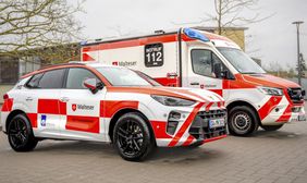 Zwei Rettungsdienst Fahrzeuge der Malteser stehen nebeneinander