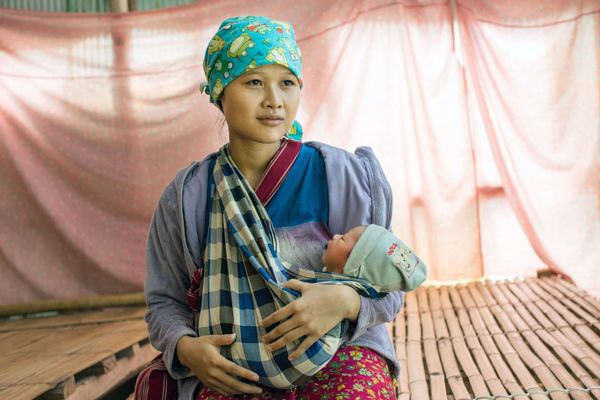 Christin mit ihrem Kind in einer Gesundheitsstation in Thailand