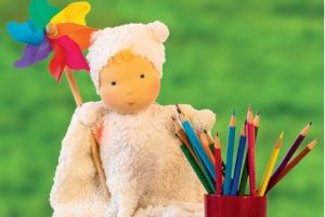 Puppe mit Buntstiften und Windrad