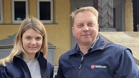 eine Frau und ein Mann in Malteser Dienstbekleidung