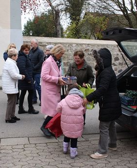 Menschen bringen Geschenke für Aktion der Malteser