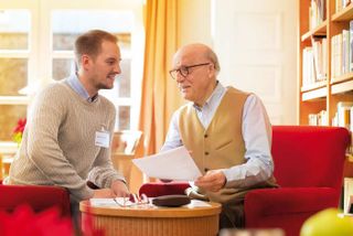 Ein älterer Mann und ein jüngerer sprechen über die Patientenverfügung.