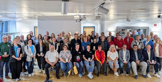 Gruppenbild aller Teilnehmenden der Feierstunde.