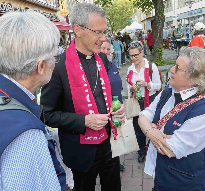 Der Hildesheimer Bischof Dr. Heiner Wilmer SCJ beim Kirchentag in Hannover im Gespräch mit Malteser-Diözesanleiter Max von Boeselager und Diözesanoberin Marie-Rose von Boeselager