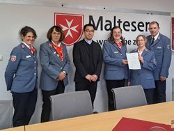Auf dem Bild vlnr.: Johanna Neugebauer (Malteser Ehrenamtskoordinatorin), Marina Stork (Malteser Bezirksbeauftragte OWL), Pastor Duc-Thien Nguyen, Dunja Hentschel (Ortsbeauftragte Malteser Büren), Marion Freiin von Graes (stellv. Diözesanleiterin Malteser Diözese Paderborn), Frank Rademacher (Geschäftsführer Malteser Büren) Foto: Rieke Hölscher/ Malteser