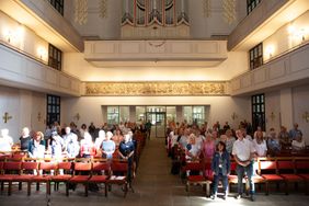 Ein Gruppenfoto der Ehrenamtlichen in der Dreikönigskirche.