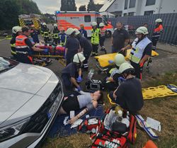 Viele Einsatzkräfte üben die Versorgung von verletzten Menschen