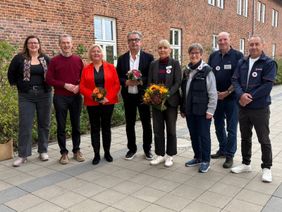 Gemeinsam im Einsatz für den Kieler Wohlfühlmorgen (von links nach rechts): Alke Voß, Stadträtin für Umwelt, Klimaschutz und Mobilität; Frank Meier, Vorstandsvorsitzender des Kieler Spendenparlaments; Bettina Aust, Stadtpräsidentin der Landeshauptstadt Kiel; Daniel Karasek, Generalintendant und Regisseur am Theater Kiel; Sinje Wischtukat, Schulleiterin der Kieler Gelehrtenschule; Dr. Maria Schwarte, Vorsitzende Sozialdienst katholischer Frauen e.V. Kiel; Stefan Becker, Gemeindereferent der Pfarrei Franz von Assisi in Kiel, und Thomas Kawlowski, Leiter der Dienststelle der Malteser in Kiel.