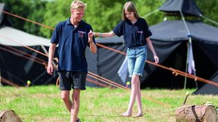 Ein Mitarbeiter der Malteser Jugend spielt mit einem Mädchen im Grünen.