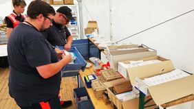 Zwei Männer sortieren Medikamente.