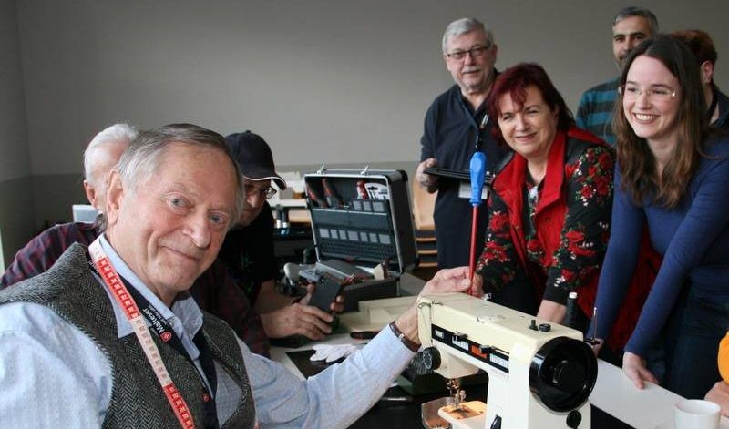 Im Vordergrund unser Sepzialist für Nähmaschinen, ...88 Jahre, und immer fest dabei!