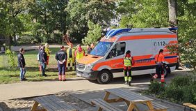 Ein Rettungswagen mit Rettungskräften