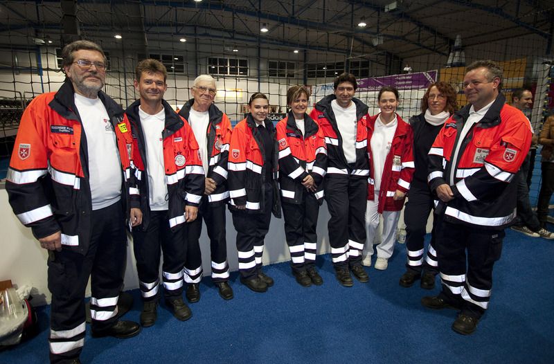 Gruppenbild von Frauen und Männern in Malteser Dienstbekleidung