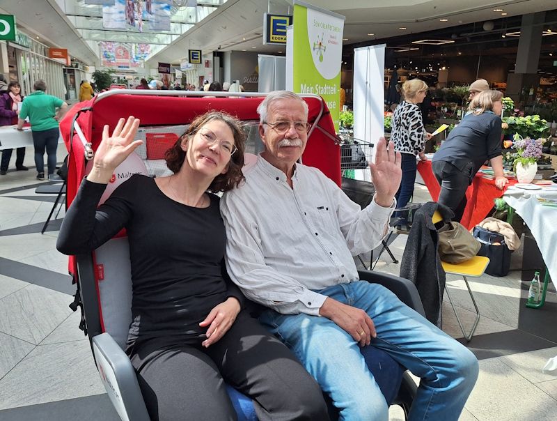 Zwei Personen in einer Fahrradrikscha