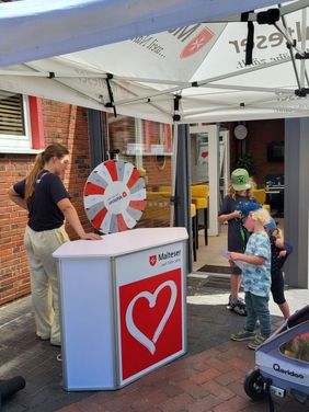 Das Malteser-Glücksrad vor der Dienststelle in der Ulmenstraße