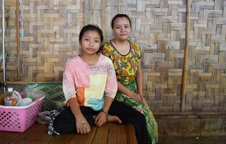 Jai Bwe Paw und ihre Mutter in Thailand