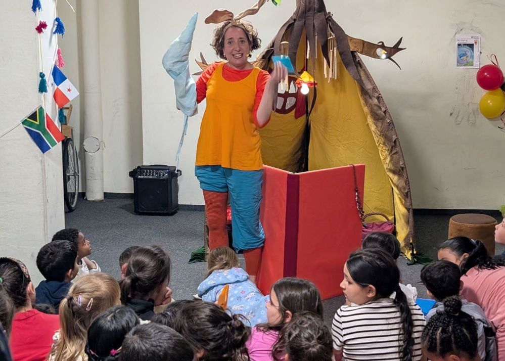 Die Theaterpädagogin Àngels Capell zieht die Kinder mit dem Theaterstück „Der Bücherschnapp“ in den Bann.