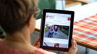 Frau schaut sich das Online-Magazin "dabei" an.nline-Magazin dabei