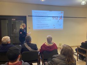 Silke Heinz Döring (Malteser e.V. Welschbillig) erklärt in einem kurzen Theorieteil die Basismaßnahmen bei einem Kreislaufstillstand.