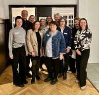 Ein Teil des hauptamtlichen Hospiz-Teams mit der Vorsitzenden des Hospiz-Freundeskreises, Christina Ganschow (3.v.r)., beim diesjährigen Neujahrsempfang. Foto: Sabine Wigbers 