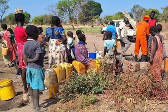 Ein Brunnen zur Trinkwasserversorgung wird im Südsudan in Gang gesetzt. Foto: Malteser International