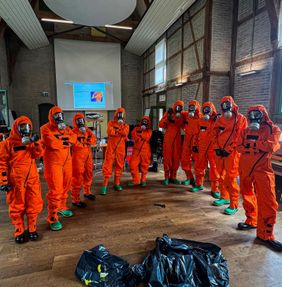 Malteser Ehrenamtliche üben in Schutzanzügen beim CBRN-Grundlehrgang