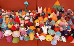 Viele bunte gestrickte Mützen